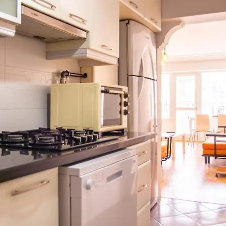 Spacious House In Konak With Balcony Apartamento Esmirna